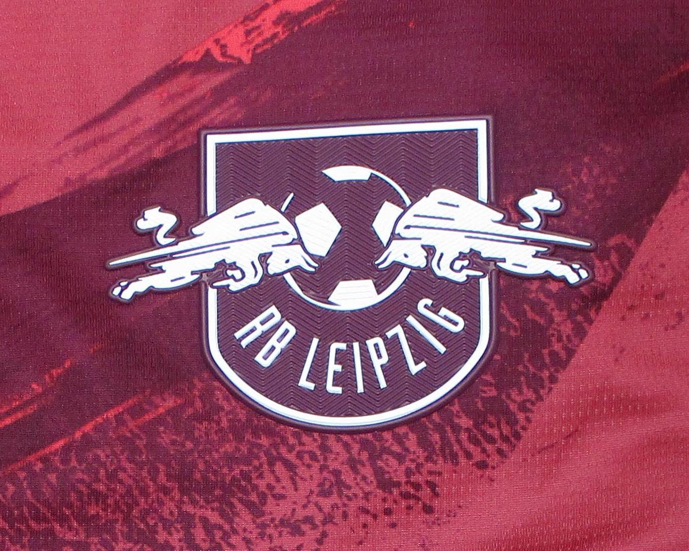 Offizielles Puma RB Leipzig Auswärtstrikot der Saison 2024/25 für Herren, aufgummiertem Vereinswappen und Puma-Logo – Neu mit Etikett. Vereinswappen.