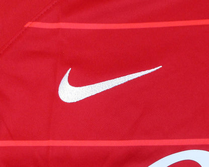 RCD Mallorca Trikot Home 2023/24 Nike Herren rot mit aufgummiertem Vereinswappen und Dri-FIT Technologie. Detailansicht Nike Swoosh.