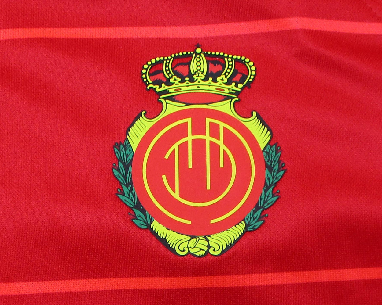 RCD Mallorca Trikot Home 2023/24 Nike Herren rot mit aufgummiertem Vereinswappen und Dri-FIT Technologie. Detailansicht Vereinswappen.