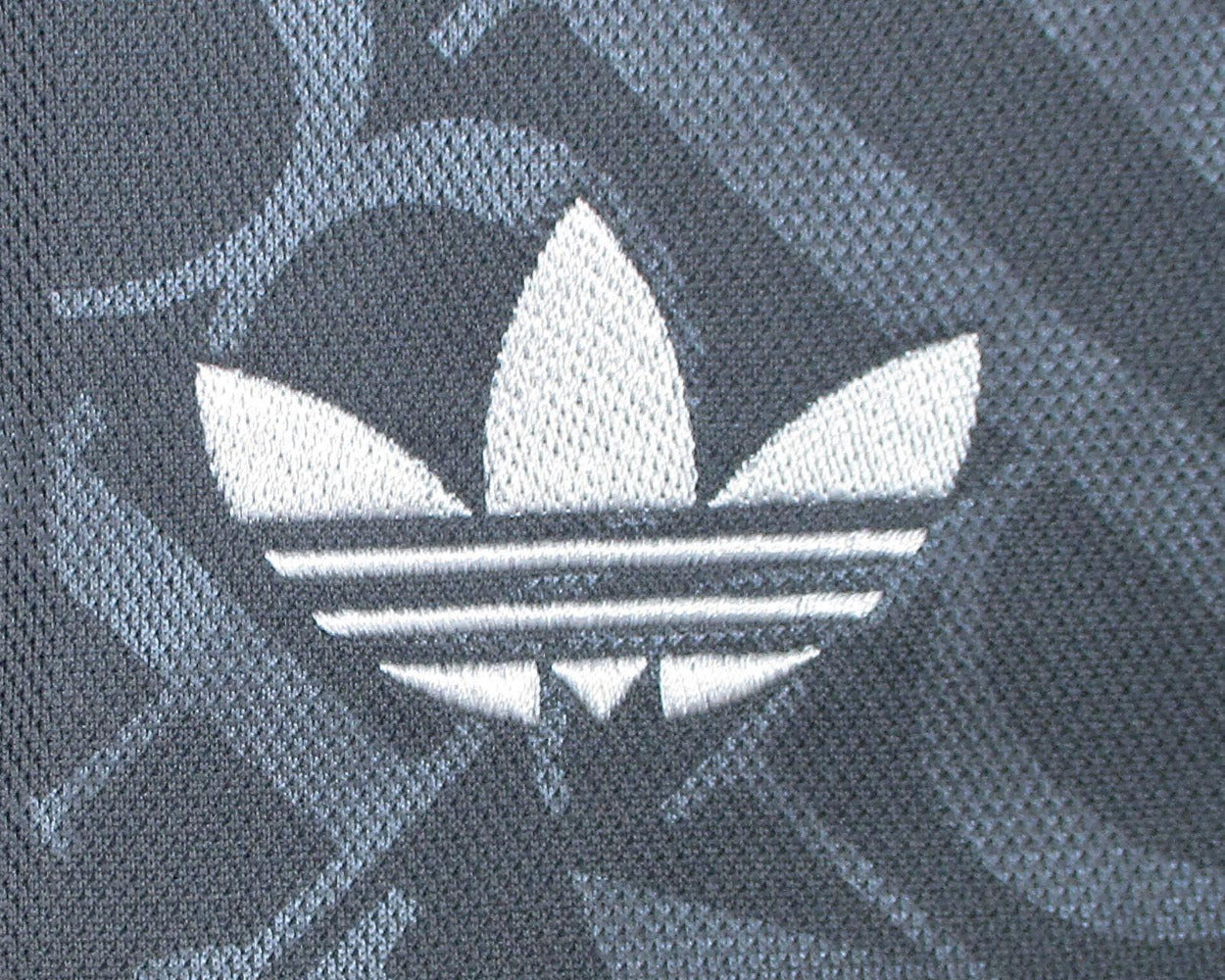 Real Madrid Third Trikot Ausweichtrikot 2024 2025 Adidas neu mit Etikett eingesticktes Wappen. Detailansicht Adidas Logo.