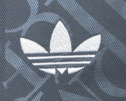 Real Madrid Third Trikot Ausweichtrikot 2024 2025 Adidas neu mit Etikett eingesticktes Wappen. Detailansicht Adidas Logo.