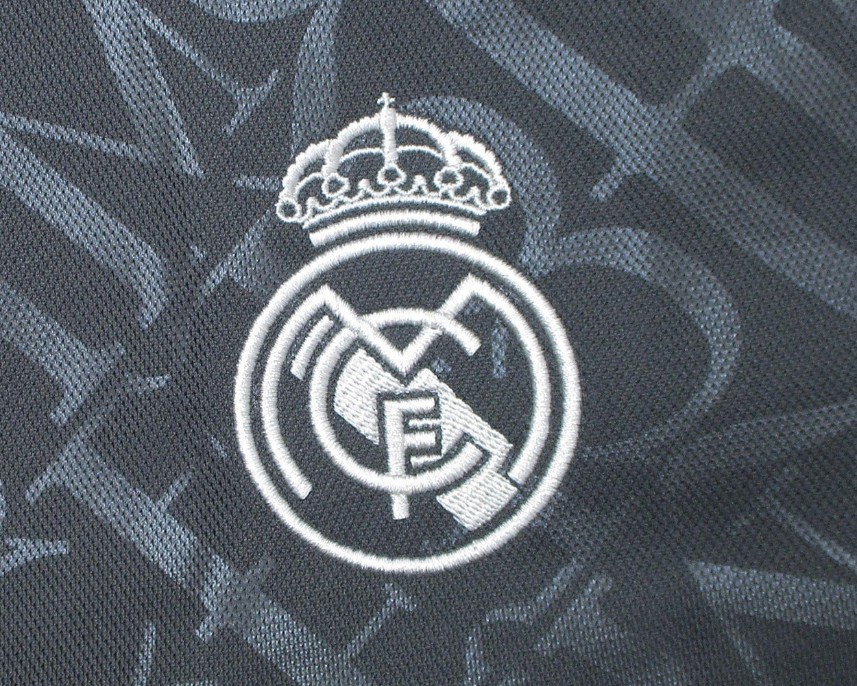 Real Madrid Third Trikot Ausweichtrikot 2024 2025 Adidas neu mit Etikett eingesticktes Wappen. Detailansicht Vereinswappen.