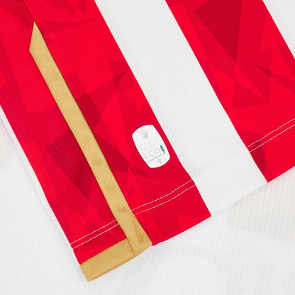 Roter Stern Belgrad Trikot Home 2024/25 Macron. Offizielles Fußballtrikot in Herrengröße. Detailansicht Authentizität Logo.