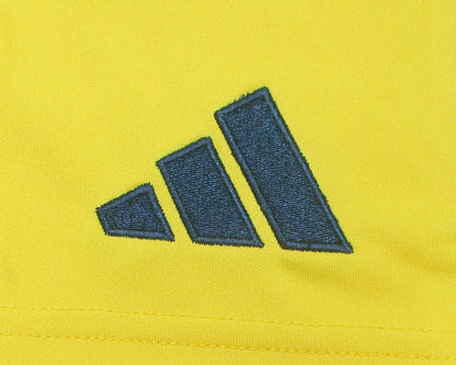 Schweden Trikot Shorts Home 2022/23 Adidas Herren mit gesticktem Verbandslogo und Aeroready Technologie. Detailansicht Adidas Logo.