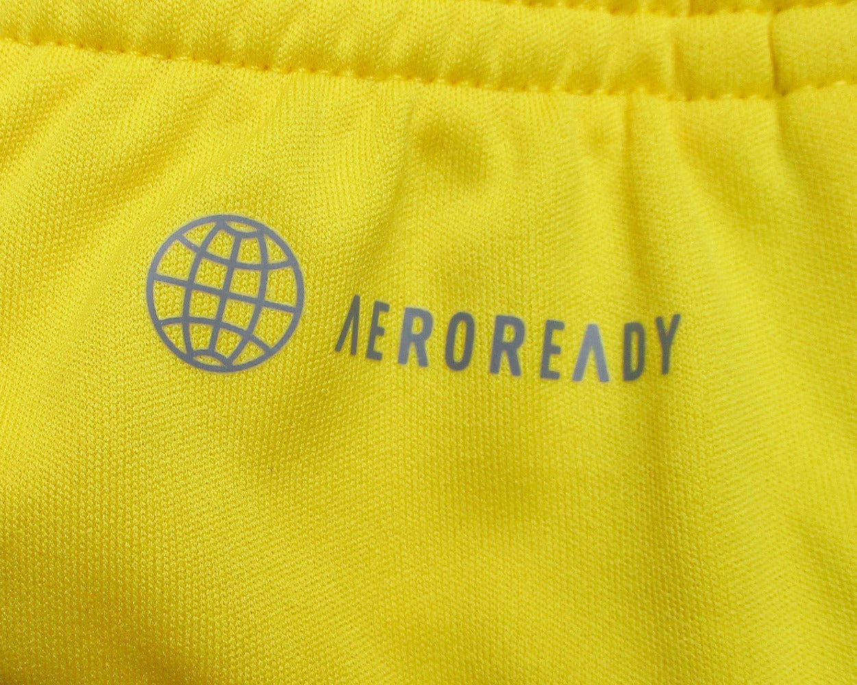 Schweden Trikot Shorts Home 2022/23 Adidas Herren mit gesticktem Verbandslogo und Aeroready Technologie. Detailansicht Aeroready Logo.