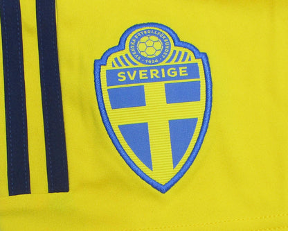 Schweden Trikot Shorts Home 2022/23 Adidas Herren mit gesticktem Verbandslogo und Aeroready Technologie. Detailansicht Wappen.