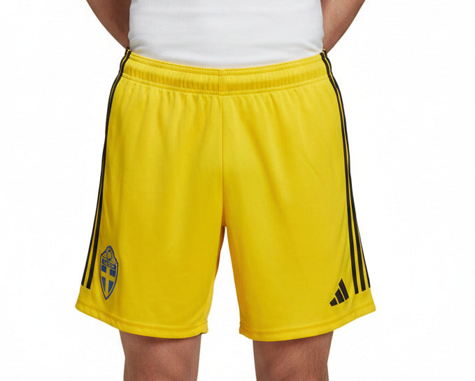 Schweden Trikot Shorts Home 2022/23 Adidas Herren mit gesticktem Verbandslogo und Aeroready Technologie. Model Ansicht.