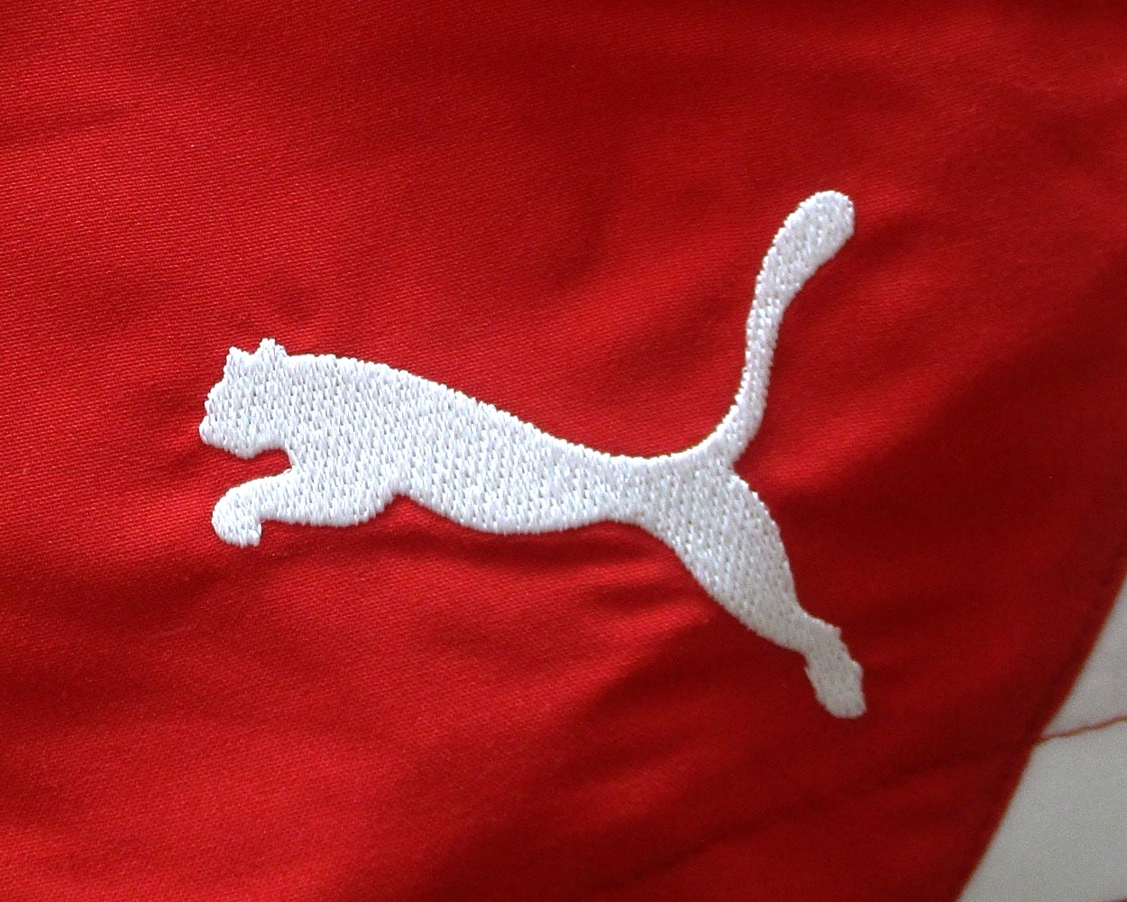 Schweiz Nationalmannschaft Home Shorts 2010 2011 Puma Herren mit gesticktem Schweiz Wappen und Puma Logo neu mit Etiketten. Detailansicht Puma Logo.