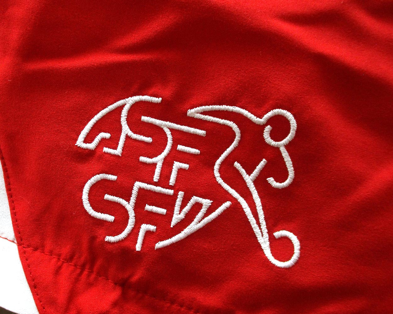 Schweiz Nationalmannschaft Home Shorts 2010 2011 Puma Herren mit gesticktem Schweiz Wappen und Puma Logo neu mit Etiketten. Detailansicht Verbandswappen.