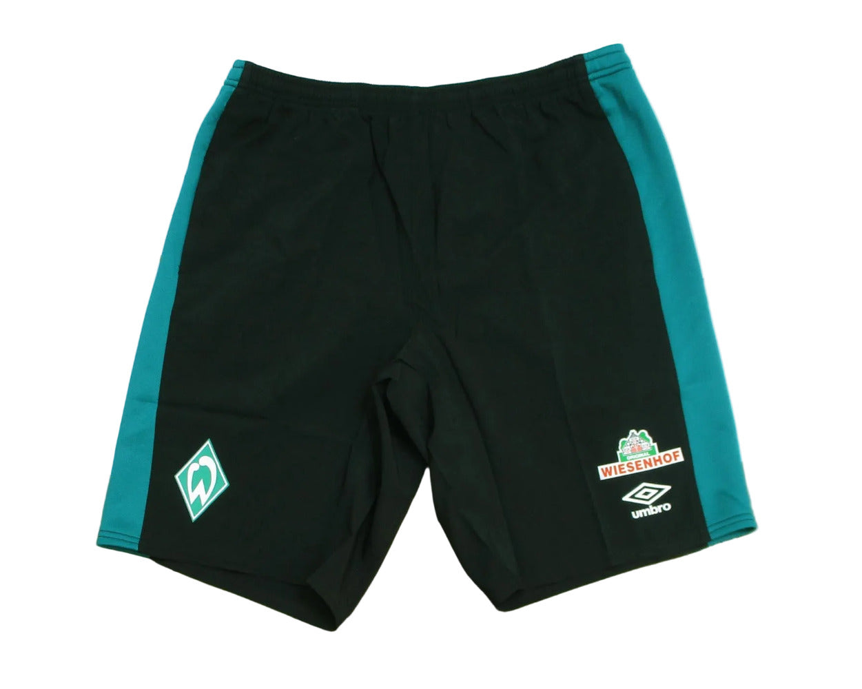 Schwarze SV Werder Bremen Trainingsshorts aus der Saison 2020/21 von Umbro mit aufgummiertem Vereinswappen und Sponsor – Vorderansicht. Flach liegend.