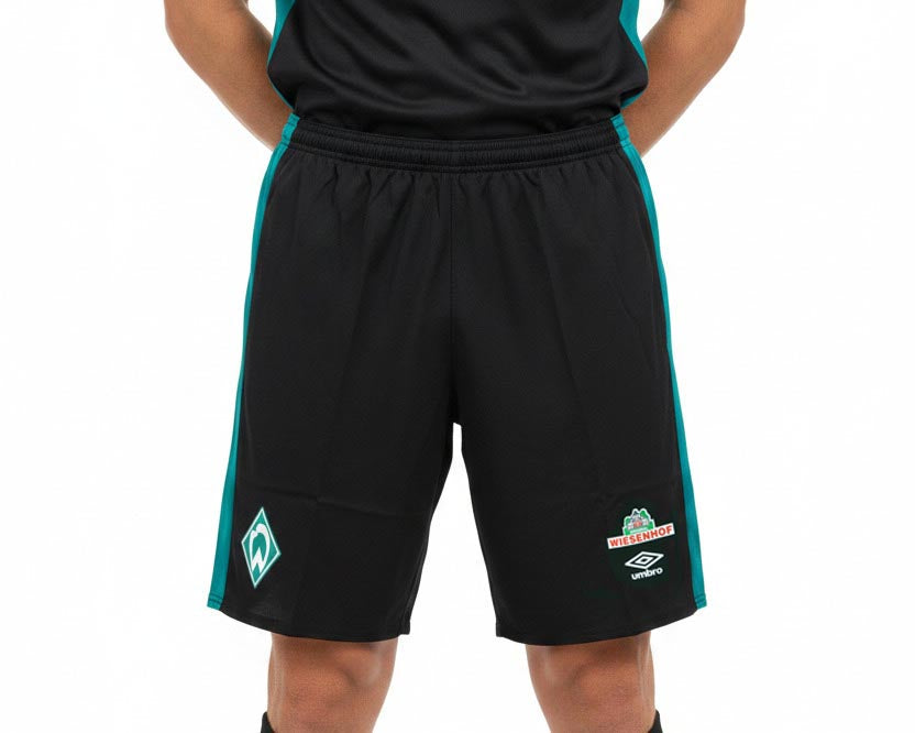 Schwarze SV Werder Bremen Trainingsshorts aus der Saison 2020/21 von Umbro mit aufgummiertem Vereinswappen und Sponsor – Vorderansicht.