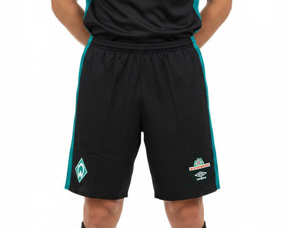 Schwarze SV Werder Bremen Trainingsshorts aus der Saison 2020/21 von Umbro mit aufgummiertem Vereinswappen und Sponsor – Vorderansicht.