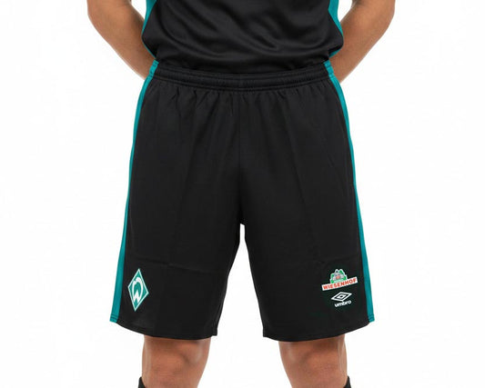 Schwarze SV Werder Bremen Trainingsshorts aus der Saison 2020/21 von Umbro mit aufgummiertem Vereinswappen und Sponsor – Vorderansicht.