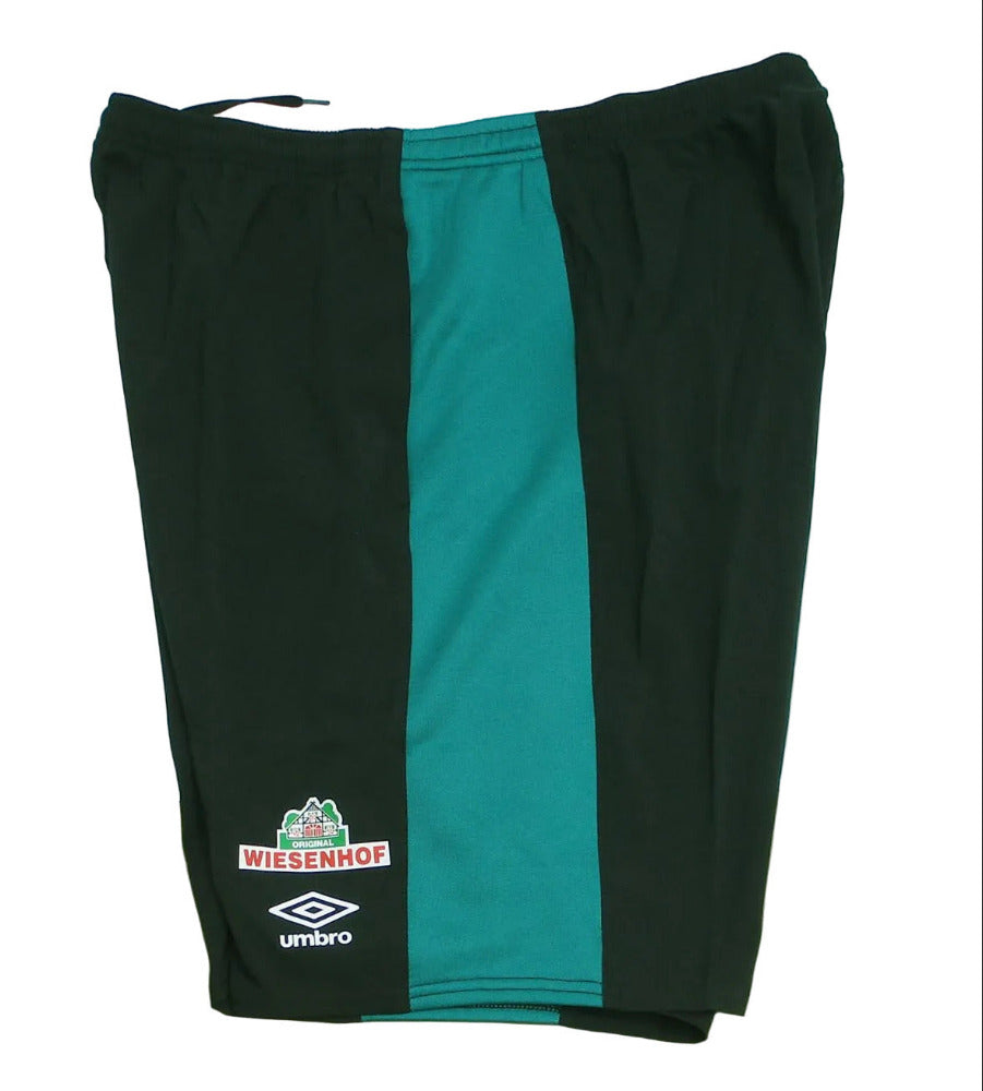Schwarze SV Werder Bremen Trainingsshorts aus der Saison 2020/21 von Umbro mit aufgummiertem Vereinswappen und Sponsor – Seitenansicht.