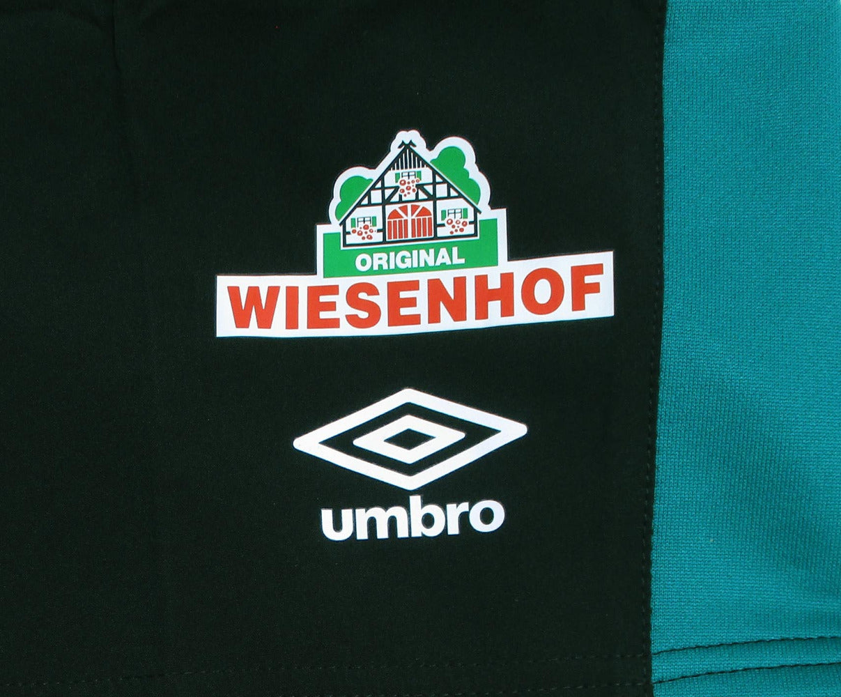Schwarze SV Werder Bremen Trainingsshorts aus der Saison 2020/21 von Umbro mit aufgummiertem Vereinswappen und Sponsor – Wiesenhof und Umbro Logo.