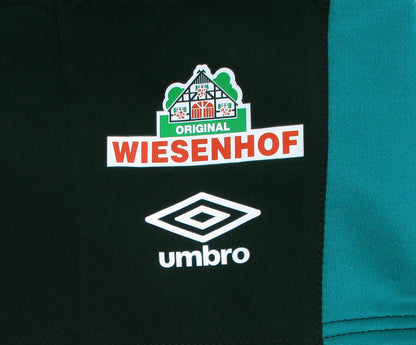 Schwarze SV Werder Bremen Trainingsshorts aus der Saison 2020/21 von Umbro mit aufgummiertem Vereinswappen und Sponsor – Wiesenhof und Umbro Logo.
