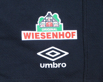 Schwarze SV Werder Bremen Trainingsshorts aus der Travel-Kollektion 2020/21 von Umbro in Übergröße mit aufgesticktem Vereinswappen – Herstellerlogo.