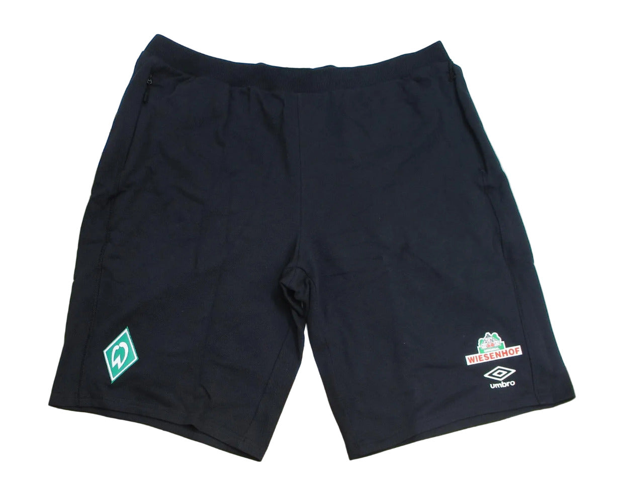 Schwarze SV Werder Bremen Trainingsshorts aus der Travel-Kollektion 2020/21 von Umbro in Übergröße mit aufgesticktem Vereinswappen – Vorderansicht.