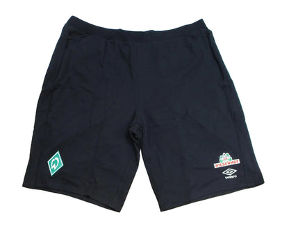 Schwarze SV Werder Bremen Trainingsshorts aus der Travel-Kollektion 2020/21 von Umbro in Übergröße mit aufgesticktem Vereinswappen – Vorderansicht.