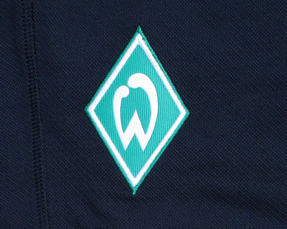 Schwarze SV Werder Bremen Trainingsshorts aus der Travel-Kollektion 2020/21 von Umbro in Übergröße mit aufgesticktem Vereinswappen – Detailansicht Wappen.