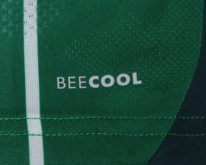 SV Werder Bremen Trikot Home 2025/26 von Hummel. Offizielles Fußballtrikot in Herrengröße. Detailansicht Beecool Logo.
