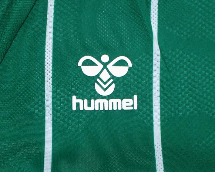 SV Werder Bremen Trikot Home 2025/26 von Hummel. Offizielles Fußballtrikot in Herrengröße. Detailansicht Hummel Logo.