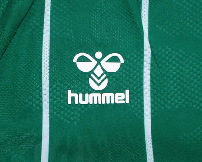 SV Werder Bremen Trikot Home 2025/26 von Hummel. Offizielles Fußballtrikot in Herrengröße. Detailansicht Hummel Logo.