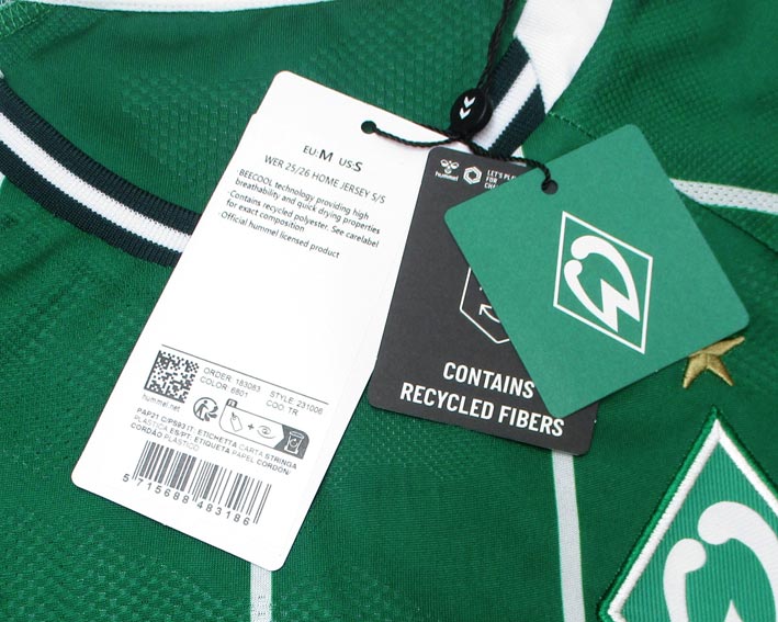 SV Werder Bremen Trikot Home 2025/26 von Hummel. Offizielles Fußballtrikot in Herrengröße. Detailansicht Hängeetiketten.