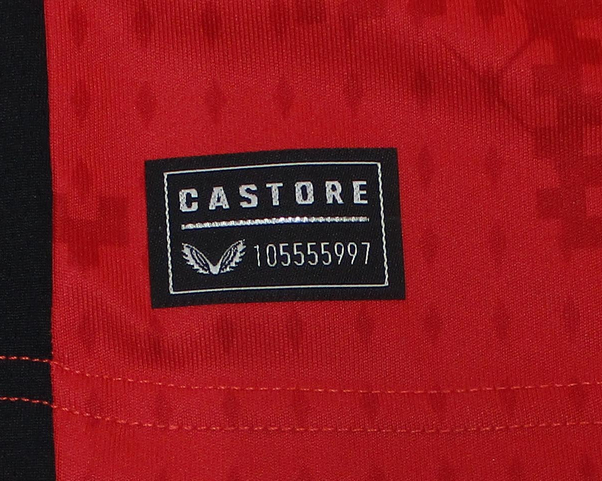 TSV Bayer Leverkusen Trikot Home 2024/25 von Castore. Offizielles Fußballtrikot in Herrengröße. Detailansicht Authentizität Logo.