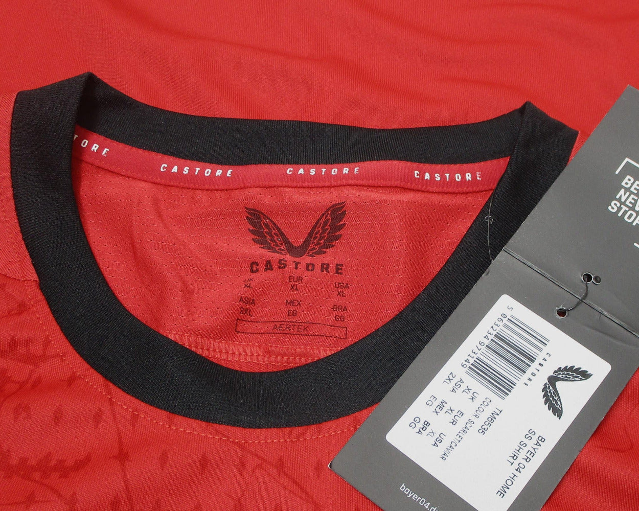 TSV Bayer Leverkusen Trikot Home 2024/25 von Castore. Offizielles Fußballtrikot in Herrengröße. Detailansicht Kragen und Hängeetikett.