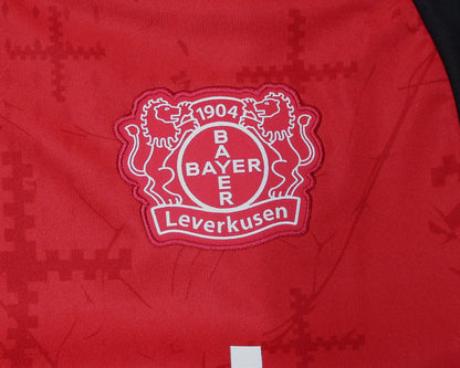 TSV Bayer Leverkusen Trikot Home 2024/25 von Castore. Offizielles Fußballtrikot in Herrengröße. Detailansicht Wappen.