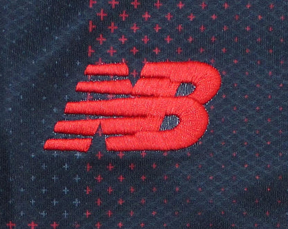 Offizielles New Balance TSV Bayer 04 Leverkusen Heimtrikot der Saison 2025/26 für Herren in Schwarz und Rot mit gesticktem Vereinswappen – Neu mit Etikett. Herstellelogo.