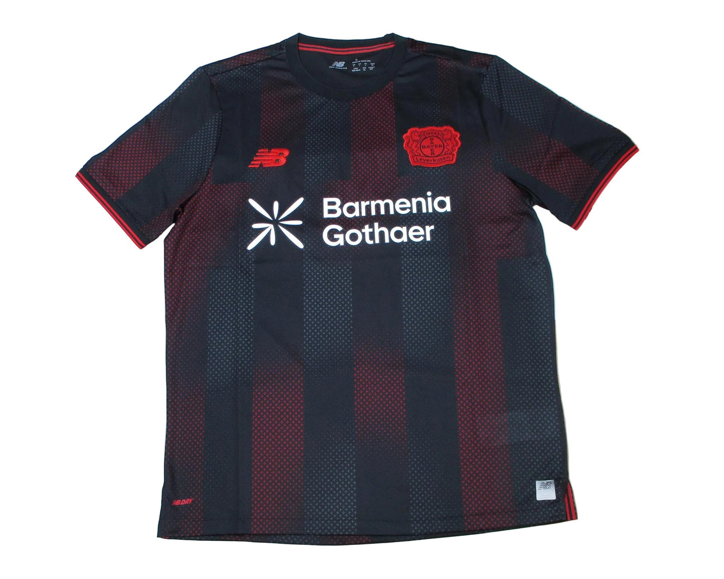 Offizielles New Balance TSV Bayer 04 Leverkusen Heimtrikot der Saison 2025/26 für Herren in Schwarz und Rot mit gesticktem Vereinswappen – Neu mit Etikett.