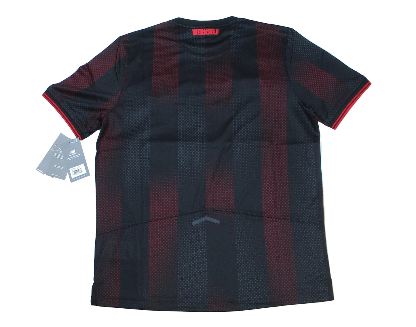 Offizielles New Balance TSV Bayer 04 Leverkusen Heimtrikot der Saison 2025/26 für Herren in Schwarz und Rot mit gesticktem Vereinswappen – Neu mit Etikett. Rückseite.