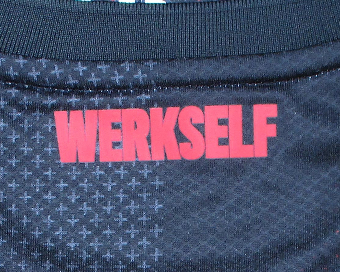 Offizielles New Balance TSV Bayer 04 Leverkusen Heimtrikot der Saison 2025/26 für Herren in Schwarz und Rot mit gesticktem Vereinswappen – Neu mit Etikett. Nackenprint Werkself.