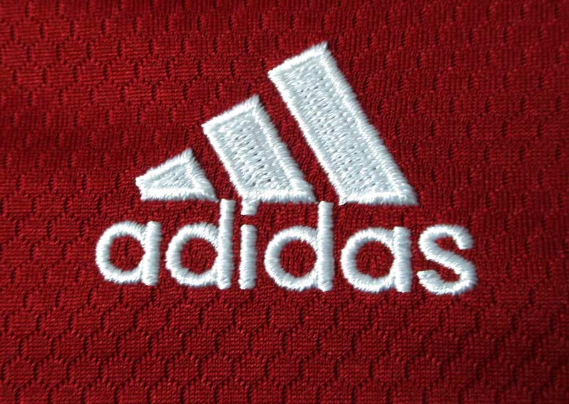 Ungarn Nationalmannschaft Trikot 2021 von Adidas. Offizielles Fußballtrikot in Damengröße.  Detailansicht Adidas Logo.