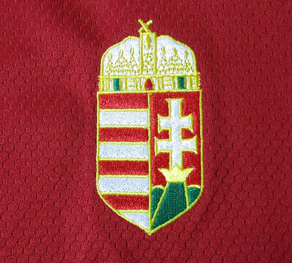 Ungarn Nationalmannschaft Trikot 2021 von Adidas. Offizielles Fußballtrikot in Damengröße.  Detailansicht Ungarn Wappen Magyar.